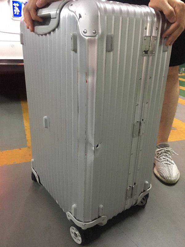 8000元的行李箱托运出一个洞 航空公司只愿赔800|东航|前台|航班_网易