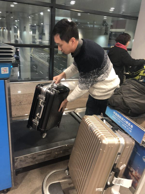 驻守机场的春运守望者:每天走一场“微马”
