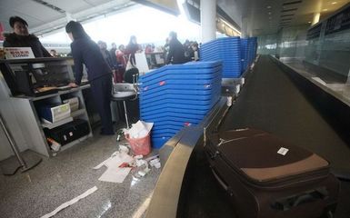 揭秘登机时行李遭到的“待遇” 探托运全过程