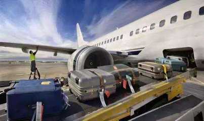 请问坐飞机,办理托运行李 是先过了安检在托运,还是无需安检直接托运谢谢