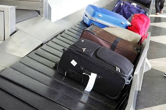 8000元贵重行李箱托运被砸瘪，为何只赔偿500元？解析航空行李托运赔偿机制