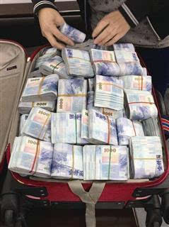 行李托运惊现1660万现金，走私链条浮出水面