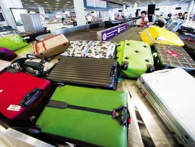 为何下了飞机之后，托运的行李箱都不撕标签？过来人告诉你行李托运的奥秘